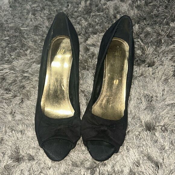 H&M heels size women’s seven, but fits like a 7 1/2 - Picture 2 of 7